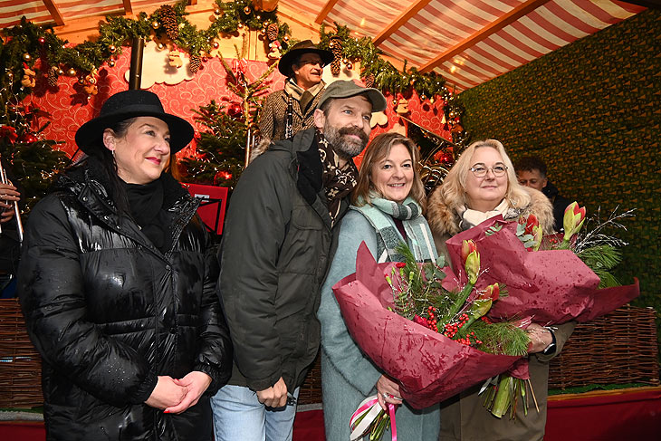 Veranstalter Manfred-Georg Zehle, Wiesn-Stadträtin Anja Berger, VMS Sprecherin Yvonne Heckl bei der Eröffnung des Christkindlmarkt am Sendlinger Tor (©Foto: Ingrid Grossmann)